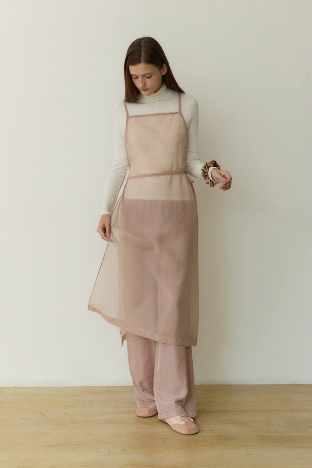 "Grace sheer layered set - 애쉬 핑크"는 미니멀하고 우아한 스타일을 연출하는 여성용 레이어드 팬츠 세트입니다. 부드러운 촉감의 쉬폰 소재로 제작되어 봄, 가을에 시원하게 착용하기 좋습니다. 와이드 핏의 긴 바지로 편안하면서도 세련된 실루엣을 선사하며, 밴딩 처리로 활동성을 높였습니다. 데이트룩, 모임룩 등 다양한 TPO에 활용 가능한 매력적인 아이템으로, 미니멀, 클래식, 로맨틱 스타일을 즐기는 분들께 추천합니다.
