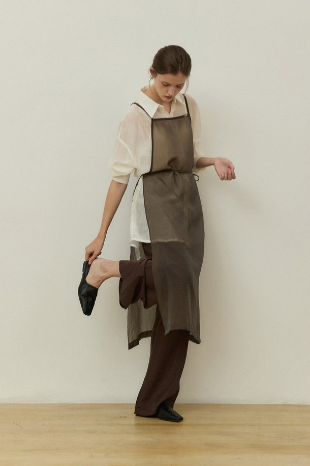 "Grace sheer layered set - 브라운"은 미니멀하고 모던한 스타일을 추구하는 여성분들을 위한 레이어드 팬츠입니다. 얇고 부드러운 시폰 소재로 제작되어 봄, 가을 시즌에 착용하기 좋으며, 시스루 디자인과 와이드 핏으로 세련된 분위기를 연출합니다. 루즈핏으로 편안한 착용감을 선사하며, 무지 디자인으로 다양한 상의와 매치하기 용이합니다. 일상복으로 활용하기 좋으며, 레이어드 디테일이 돋보이는 매력적인 아이템입니다.
