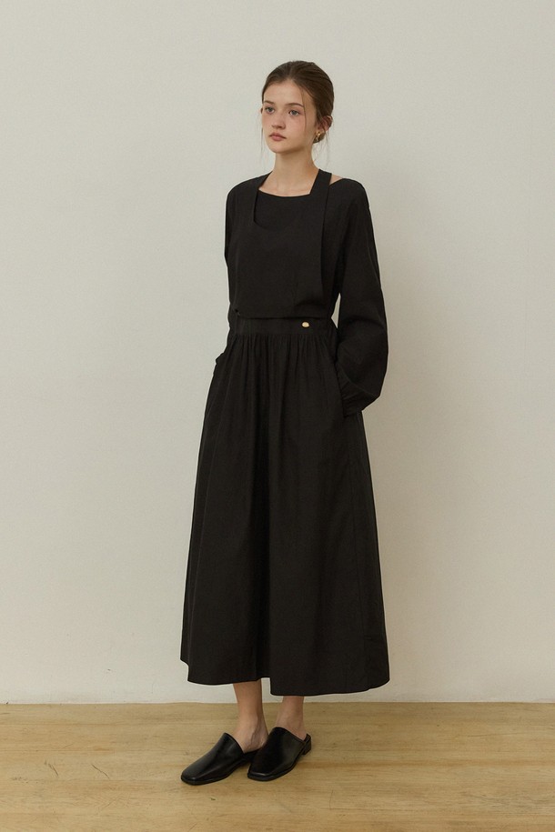 Halter neck layered balloon dress - 블랙은 여성스러운 실루엣을 연출하는 홀터넥 레이어드 벌룬 원피스입니다. 부드러운 레이온과 면 혼방 소재로 제작되어 편안한 착용감을 선사하며, 봄, 여름, 가을 계절에 활용하기 좋습니다. 허리 플레어 라인과 리본 타이 디테일이 로맨틱하면서도 엘레강스한 무드를 더합니다. 넉넉한 루즈핏과 비침 없는 디자인으로 데일리룩, 데이트룩, 모임룩 등 다양한 TPO에 매치하기 좋으며, 긴소매와 중간 두께감으로 간절기에도 착용하기 좋습니다.
