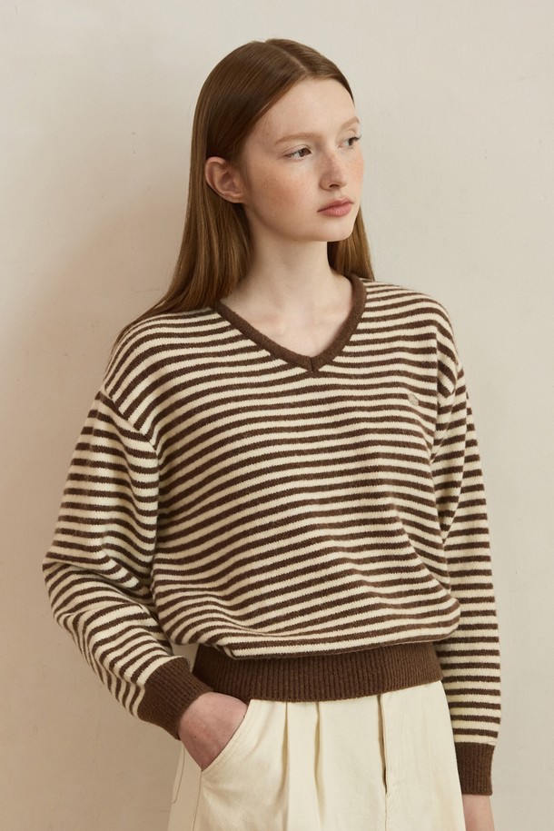 따뜻한 터치 스트라이프 브이넥 니트 - 6가지 컬러는 부드러운 촉감의 니트 소재로 제작되어 가을과 겨울에 포근하게 착용하기 좋습니다. 베이직하고 캐주얼한 스타일의 레귤러핏 긴소매 니트로, 브라운과 화이트를 포함한 6가지 다채로운 컬러로 출시되었습니다. V넥 디자인과 스트라이프 패턴이 더해져 세련된 느낌을 주며, 일상복으로 활용하기 좋습니다. 두께감이 있어 겨울철에도 따뜻하게 입을 수 있고, 캐주얼, 클래식, 미니멀 등 다양한 스타일 연출에 용이합니다.
