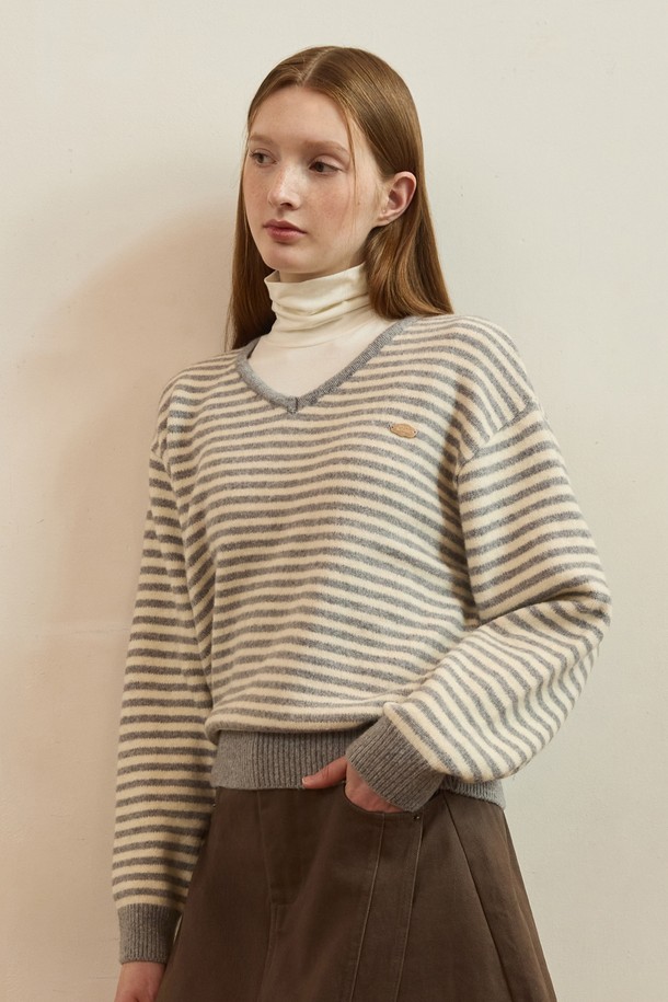 따뜻한 감촉의 스트라이프 브이넥 니트, 6가지 컬러로 만나보세요. 부드러운 울 소재와 웜터치 가공으로 포근함을 더했으며, 가을/겨울 시즌 데일리룩을 책임질 아이템입니다. 베이직하고 캐주얼한 무드로 다양한 스타일 연출이 가능하며, 루즈핏 디자인과 긴 소매 기장으로 편안함을 선사합니다. 베이지, 그레이 등 2가지 색상으로 준비되어 있습니다. 브이넥 라인이 여성스러운 분위기를 더합니다.
