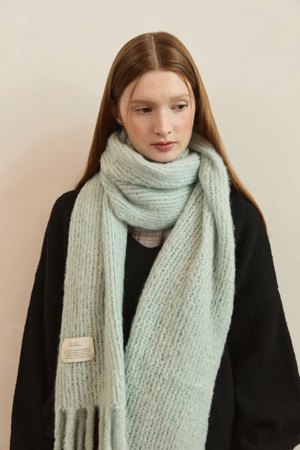 부드러운 촉감과 따뜻한 착용감을 선사하는 '크림 휘프 롱 머플러'입니다. 캐주얼, 클래식, 미니멀 스타일을 모두 아우르는 디자인으로, 가을과 겨울, 산책룩에 잘 어울립니다. 크림, 민트 2가지 색상으로 출시되었으며, 니트와 울 소재로 제작되어 포근함을 더했습니다. 롱(Long) 기장으로 다양한 스타일 연출이 가능하며, 선물 포장 옵션도 제공됩니다. 무지 디자인으로 어떤 옷에도 쉽게 매치할 수 있어 활용도가 높습니다.
