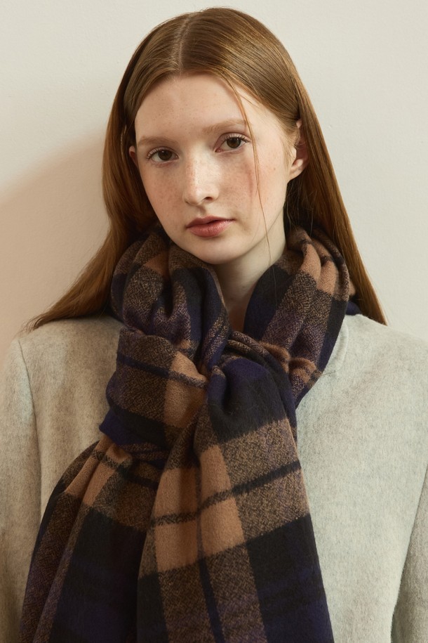 [선물포장] 클래식 타탄 빅 머플러는 울 소재로 제작되어 부드러운 촉감과 뛰어난 보온성을 자랑합니다. 가을과 겨울, 출근룩, 모임룩, 연말 모임룩에 활용하기 좋은 두꺼운 두께감의 빅사이즈 머플러입니다. 네이비, 브라운, 베이지, 블랙, 그레이 5가지 컬러로 제공되며, 클래식, 미니멀, 캐주얼 스타일을 모두 소화할 수 있습니다. 타탄 체크 패턴이 돋보이는 디자인으로, 선물 포장이 가능하여 소중한 분에게 선물하기 좋습니다.
