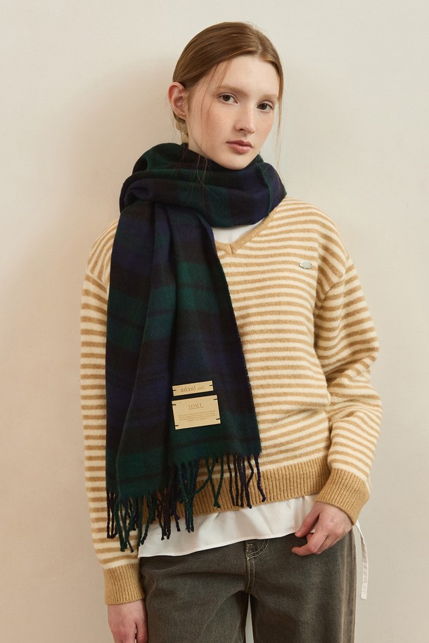 **[선물포장] 클래식 타탄 빅 머플러 - 5컬러**

부드러운 울 소재로 제작되어 포근함을 선사하는 [선물포장] 클래식 타탄 빅 머플러입니다. 가을, 겨울 시즌에 어울리는 두꺼운 두께감으로 따뜻하게 착용할 수 있으며, 네이비, 그린 등 5가지 다채로운 컬러로 만나보실 수 있습니다. 타탄체크 패턴과 프린지 장식이 클래식한 무드를 더하여 출근룩, 모임룩, 캐주얼 등 다양한 스타일에 활용하기 좋습니다. 넉넉한 대형 사이즈로 폭넓게 활용 가능하며, 선물 포장 옵션으로 소중한 사람에게 마음을 전하기에도 좋습니다.
