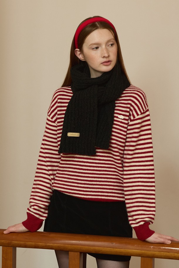 선물 포장이 가능한 Tender golgi wool 롱 머플러입니다. 부드러운 촉감의 울 소재로 제작되었으며, 롱 기장과 골지 패턴으로 포근하고 따뜻한 느낌을 선사합니다. 베이직하고 캐주얼한 스타일로, 출근룩이나 모임룩에 모두 잘 어울립니다. 블랙, 레드, 화이트, 그레이, 베이지, 브라운 6가지 컬러로 구성되어 취향에 맞게 선택할 수 있습니다. 가을, 겨울 시즌에 활용하기 좋은 두꺼운 두께감의 머플러입니다.
