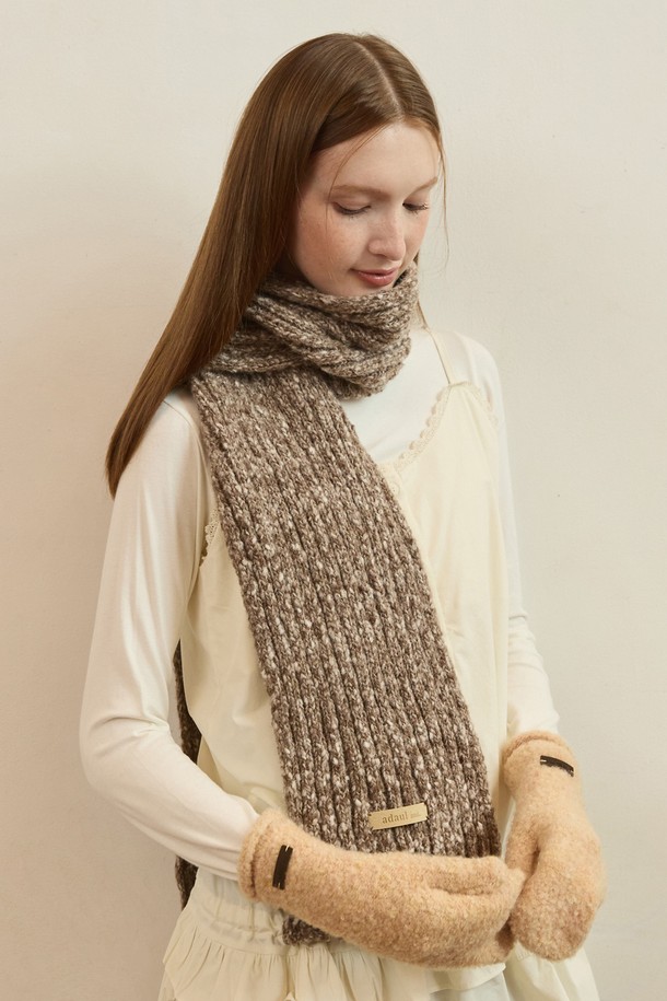 [선물포장] 텐더 골지 울 롱 머플러는 베이직하면서도 클래식한 디자인으로, 가을과 겨울철 출근룩과 모임룩에 포인트를 더해줍니다. 부드러운 촉감의 두꺼운 울 소재로 제작되어 보온성이 뛰어나며, 롱 기장으로 포근하게 감싸줍니다. 베이지, 브라운, 그레이, 블랙, 화이트, 아이보리 6가지 컬러로 구성되어 있어, 어떤 스타일에도 매치하기 용이합니다. 미니멀하고 캐주얼한 스타일을 즐기는 분들께 추천하며, 선물 포장 옵션도 제공되어 소중한 분들께 선물하기에도 좋습니다.
