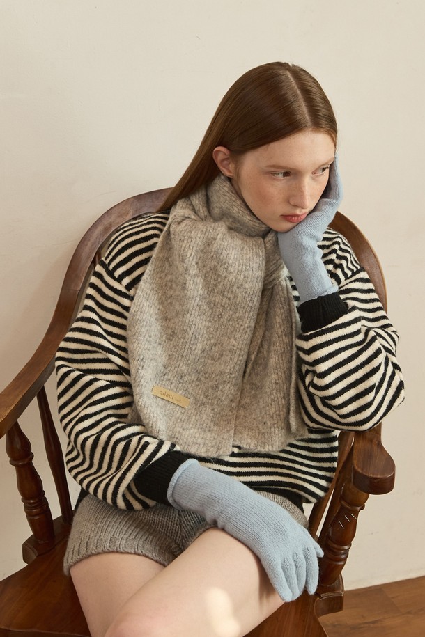 [선물포장] 퓨어 에어리 울 머플러는 부드러운 촉감과 두꺼운 두께로 따뜻함을 선사하는 겨울 머플러입니다. 포근한 울 소재로 제작되어 보온성이 뛰어나며, 베이직하고 클래식한 디자인으로 출근룩이나 모임룩 등 다양한 TPO에 활용하기 좋습니다. 베이지, 그레이, 블랙, 화이트, 브라운 5가지 컬러로 출시되어, 미니멀, 캐주얼, 클래식 스타일 등 어떤 스타일에도 잘 어울립니다. 선물 포장 옵션으로 소중한 사람에게 마음을 전하는 선물로도 좋습니다. 데일리 아이템으로 활용하기 좋은 머플러입니다.
