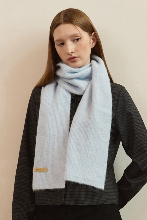 부드러운 촉감의 [선물포장] 퓨어 에어리 울 머플러입니다. 얇은 두께감으로 가을, 겨울철에 가볍게 착용하기 좋으며, 미니멀하고 베이직한 디자인으로 다양한 스타일에 매치하기 용이합니다. 스카이 블루를 포함한 5가지 다채로운 색상으로 출시되어 취향에 맞게 선택할 수 있습니다. 100% 울 소재로 제작되어 보온성을 높였으며, 선물 포장 옵션으로 소중한 사람에게 마음을 전하기에도 좋습니다. 클래식한 무드를 더하여 데일리 아이템으로 활용하기 좋습니다.
