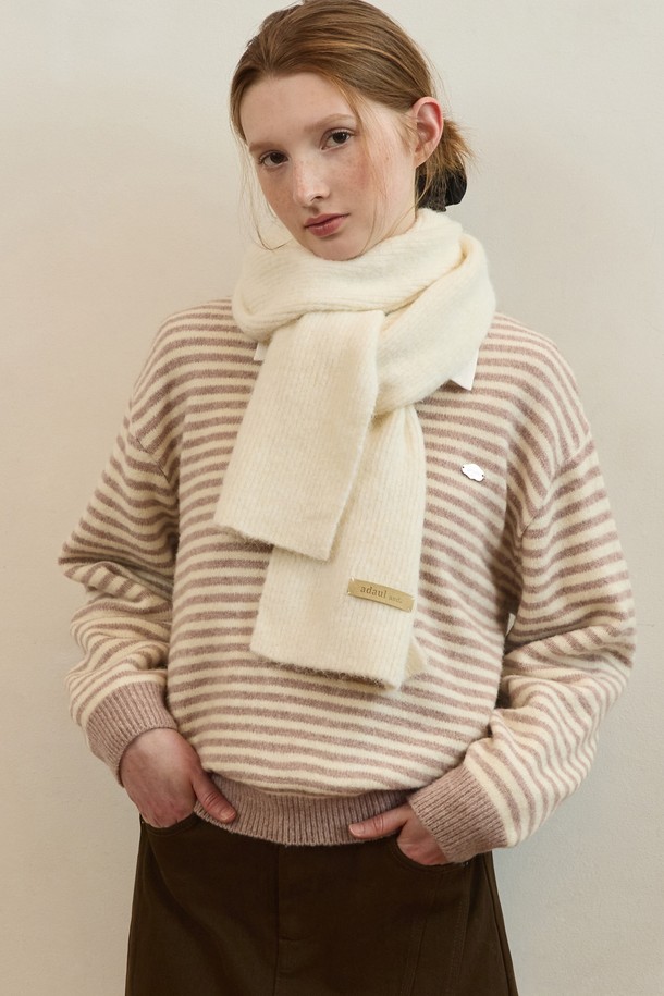 **[선물포장] 퓨어 에어리 울 머플러 - 5color**

부드러운 촉감의 퓨어 에어리 울 머플러입니다. 포근한 보온성을 제공하며, 가을과 겨울철에 따뜻하게 착용할 수 있습니다. 베이직하고 미니멀한 디자인으로, 다양한 스타일 연출에 활용하기 좋습니다. 화이트, 블랙, 베이지, 브라운, 그레이 5가지 컬러로 만나보세요. 선물 포장이 가능하여 소중한 분들께 선물하기 좋습니다.
