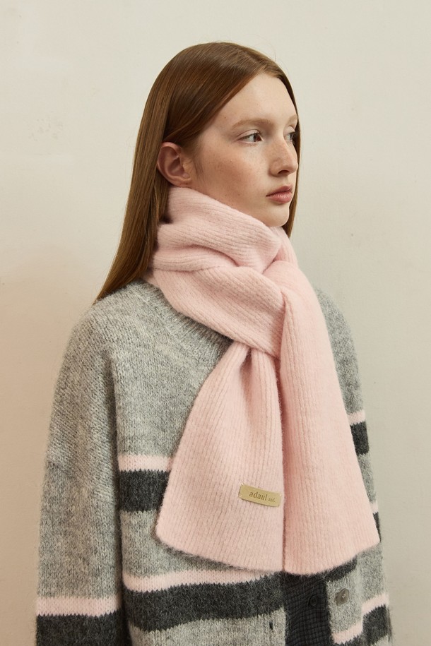 [선물포장] 퓨어 에어리 울 머플러는 부드러운 촉감의 울 소재로 제작되어 가을, 겨울철 보온성을 책임지는 머플러입니다. 베이직하고 미니멀한 디자인으로 출근룩은 물론 다양한 스타일에 매치하기 좋습니다. 핑크, 그레이, 블랙, 화이트, 베이지 5가지 컬러로 구성되어 취향에 맞는 색상을 선택할 수 있습니다. 두꺼운 두께감으로 따뜻함을 더하며, 선물 포장이 가능하여 소중한 사람에게 선물하기에도 좋습니다. 클래식하고 미니멀한 스타일을 즐기는 여성분들께 추천합니다.
