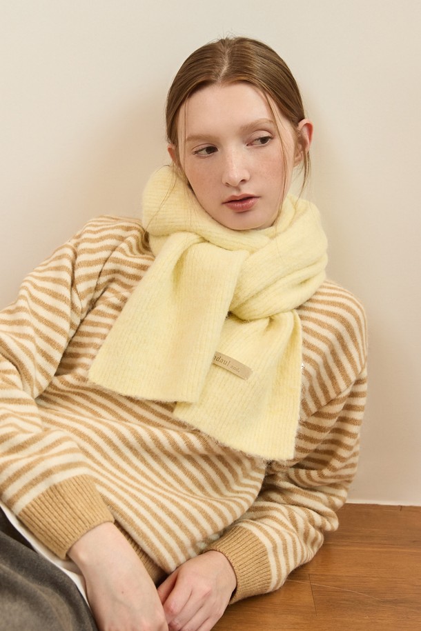 **[선물포장] 퓨어 에어리 울 머플러 - 5color**

부드러운 촉감과 가벼운 착용감이 특징인 퓨어 에어리 울 머플러입니다. 베이지, 블랙, 아이보리, 그레이, 옐로우 5가지의 다채로운 색상으로 출시되어, 어떤 스타일에도 매치하기 용이합니다. 가을, 겨울철 보온성을 높여주는 아이템으로, 미니멀하고 베이직한 디자인이 돋보입니다. 출근룩, 모임룩 등 다양한 TPO에 활용 가능하며, 선물 포장 옵션으로 소중한 사람에게 마음을 전하기 좋습니다. 에어리한 텍스처가 주는 은은한 분위기를 즐겨보세요.
