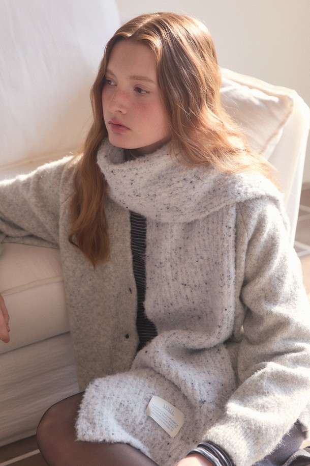 퓨어 스노우 롱 머플러 - 2컬러는 부드러운 촉감과 볼륨감이 돋보이는 겨울철 머플러입니다. 울, 폴리에스테르, 스판덱스 혼방 소재로 제작되어 보온성과 경량성을 갖췄으며, 신축성이 있어 편안하게 착용할 수 있습니다. 베이직하고 미니멀한 디자인에 스노우 텍스처 패턴이 더해져 어떤 스타일에도 잘 어울립니다. 화이트와 베이지 두 가지 컬러로 출시되어 출근룩뿐만 아니라 다양한 TPO에 활용 가능합니다. 니트, 코트, 패딩 등 다양한 겨울 의류와 함께 매치하여 따뜻하고 스타일리시하게 연출해보세요.
