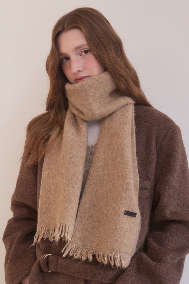 차분한 분위기를 연출하는 'Calm fringe long muffler(캄 프렌지 롱 머플러)'입니다. 은은한 광택감이 돋보이는 울, 아크릴, 폴리에스테르 혼방 소재로 제작되어 부드러운 촉감을 선사합니다. 베이직하고 미니멀한 디자인에 프린지 디테일과 가죽 라벨로 포인트를 더했으며, 4가지(카멜, 아이보리, 블랙, 그레이) 컬러로 만나볼 수 있습니다. 적당한 길이감으로 다양한 스타일을 연출할 수 있어 데일리룩, 오피스룩, 하객룩에 활용하기 좋습니다. 가을, 겨울 시즌 보온성을 책임지는 머플러로, 클래식, 미니멀, 캐주얼 등 어떤 스타일에도 잘 어울립니다.
