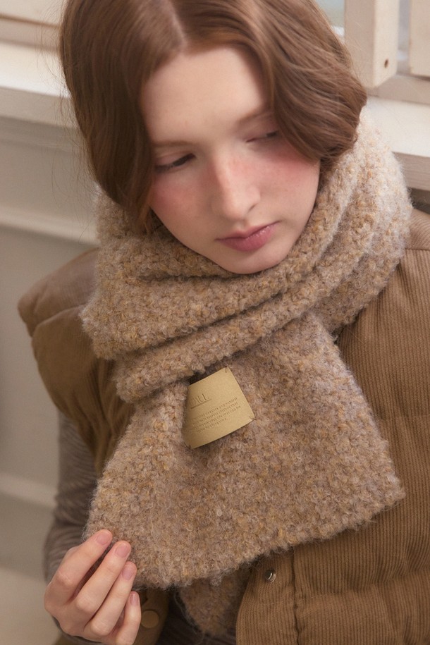 "Sandmix soft long muffler - 6color"는 부드러운 촉감과 따뜻한 보온성을 제공하는 겨울철 머플러입니다. 아이보리믹스, 핑크, 그린, 브라운, 베이지, 네이비 6가지 색상으로 출시되어 다양한 스타일 연출이 가능합니다. 폴리에스터, 울, 나일론, 스판덱스의 혼방 소재로 제작되었으며, 입체적인 니트 텍스처와 보카시 패턴이 특징입니다. 두꺼운 두께감으로 코트나 패딩 위에 착용하여 캐주얼, 클래식, 미니멀 등 다채로운 스타일을 완성할 수 있습니다. 브랜드 라벨이 디자인의 포인트를 더하며, 자연스러운 실루엣과 볼륨감 있는 3D 니트가 매력적인 머플러입니다.
