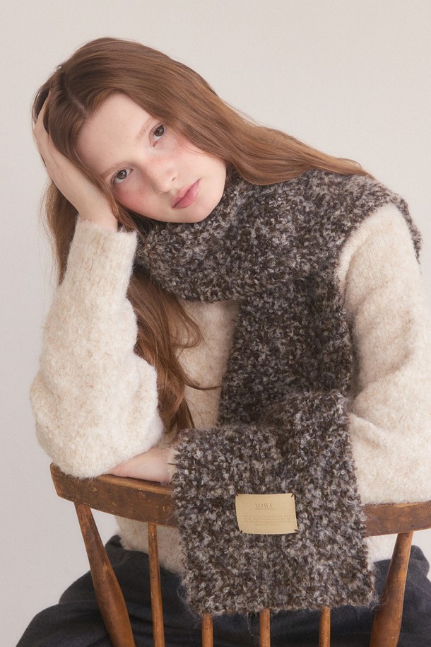 **Sandmix soft long 머플러 - 6color**

부드러운 촉감과 포근한 보온성을 자랑하는 Sandmix soft long 머플러입니다. 겨울철, 캐주얼 및 베이직 스타일을 연출하기에 좋으며, 출근룩과 모임룩에도 잘 어울립니다. 입체적인 니트 구조와 보카시 패턴이 특징이며, 아이보리믹스, 핑크, 그린, 브라운, 베이지, 네이비 6가지 다채로운 컬러로 만나보세요. 두꺼운 두께감으로 코트나 패딩 위에 스타일링하여 더욱 따뜻하고 풍성한 실루엣을 연출할 수 있습니다. 폴리에스터, 울, 나일론, 스판덱스 혼방 소재로 제작되었습니다.
