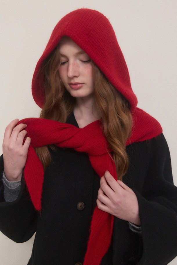 다섯 가지 다채로운 컬러의 위자드 후드 머플러입니다. 부드러운 촉감의 헤어리 소재가 특징이며, 후드와 머플러, 케이프 기능을 하나로 결합하여 실용성을 높였습니다. 겨울철 보온성을 책임지는 아이템으로, 미니멀, 클래식, 캐주얼 등 다양한 스타일 연출이 가능합니다. 그레이, 레드, 베이지, 아이보리, 블랙의 5가지 색상으로 만나보세요. 무지 디자인으로 어떤 옷에도 쉽게 매치할 수 있습니다.
