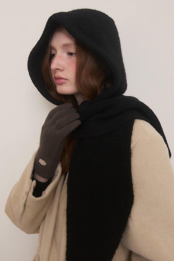 따뜻함과 스타일을 모두 갖춘 '위자드 후드 머플러'입니다. 부드러운 촉감과 두꺼운 두께로 가을, 겨울철 보온성을 책임집니다. 차분하고 포근한 분위기를 연출하는 블랙, 브라운 5가지 색상으로 출시되었습니다. 후드 디자인과 머플러 일체형으로 편안하게 착용 가능하며, 캐주얼, 미니멀, 클래식 등 다양한 스타일을 소화합니다. 출근룩, 데이트룩에 포인트 아이템으로 활용하여 당신의 스타일 지수를 높여보세요.
