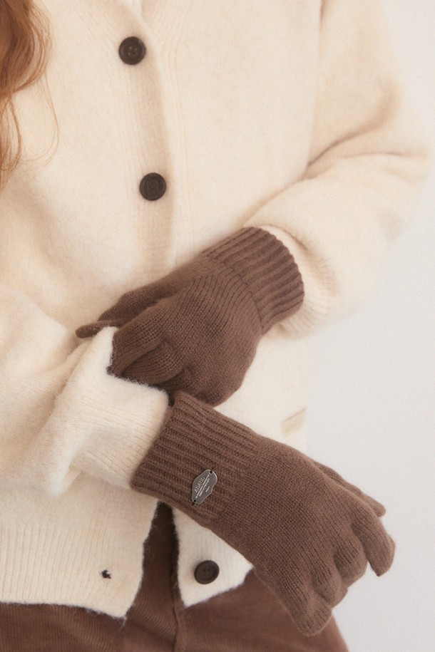 웨이브 핑거 글러브 - 12컬러는 부드러운 촉감의 니트와 폴리에스테르 혼방 소재로 제작되어 가을, 겨울철 따뜻하게 손을 보호해주는 장갑입니다. 무지 디자인에 브라운 컬러로, 베이직하고 캐주얼한 스타일을 연출하며, 일상생활에서 활용하기 좋습니다. 손가락 터치 기능이 있어 편리하게 스마트 기기를 사용할 수 있습니다. 캐주얼, 미니멀, 클래식 스타일을 즐겨 입는 분들께 추천합니다.
