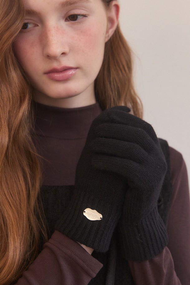 웨이브 핑거 글러브 - 12컬러는 울 소재로 제작되어 겨울철 따뜻함을 선사하는 여성용 장갑입니다. 클래식하고 소피스티케이티드한 디자인에 무지 패턴이 더해져 다양한 스타일에 매치하기 좋습니다. 스마트폰 터치가 가능한 기능성을 갖춰 편리하며, 데일리 아이템으로 출근룩, 데이트룩 등 어떤 TPO에도 잘 어울립니다. 브라운, 블랙, 오트밀 등 12가지 다채로운 컬러 옵션으로 만나보세요. 디자인에 메탈 참 장식이 더해져 은은한 포인트를 줍니다.
