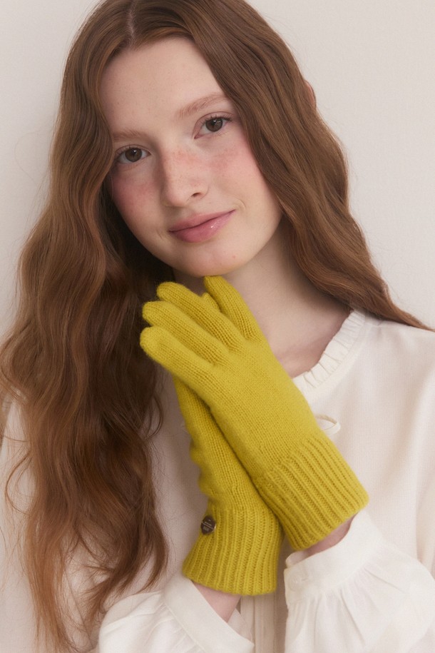 웨이브 핑거 글러브 - 12컬러는 부드러운 니트 소재로 제작되어 가을, 겨울철 보온성을 높여주는 여성용 손가락 장갑입니다. 베이직하고 캐주얼한 디자인으로, 산책룩 등 다양한 스타일에 매치하기 좋습니다. 핑크, 카키 딥, 블랙, 브라운, 스카이블루, 오트밀, 차콜 등 7가지 다채로운 색상으로 출시되어 폭넓은 선택이 가능합니다. 무지 패턴에 얇은 두께감으로 편안한 착용감을 선사하며, 미니멀, 클래식 스타일을 선호하는 분들께 추천합니다.
