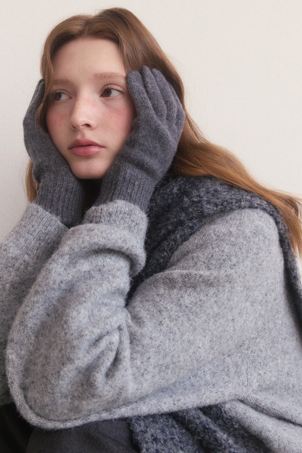 부드러운 촉감과 따뜻함을 선사하는 웨이브 핑거 글러브입니다. 니트와 울 소재로 제작되어 가을, 겨울철 보온성을 높여주며, 베이직하고 캐주얼한 스타일을 연출합니다. 손가락 전체를 감싸는 디자인으로 추운 날씨에도 손 시림 걱정 없이 활동할 수 있습니다. 무지 디자인에 12가지 다채로운 컬러로 출시되어, 어떤 옷차림에도 자연스럽게 매치하여 미니멀, 클래식 스타일을 완성할 수 있습니다. 두꺼운 두께감으로 포근하게 손을 감싸줍니다.
