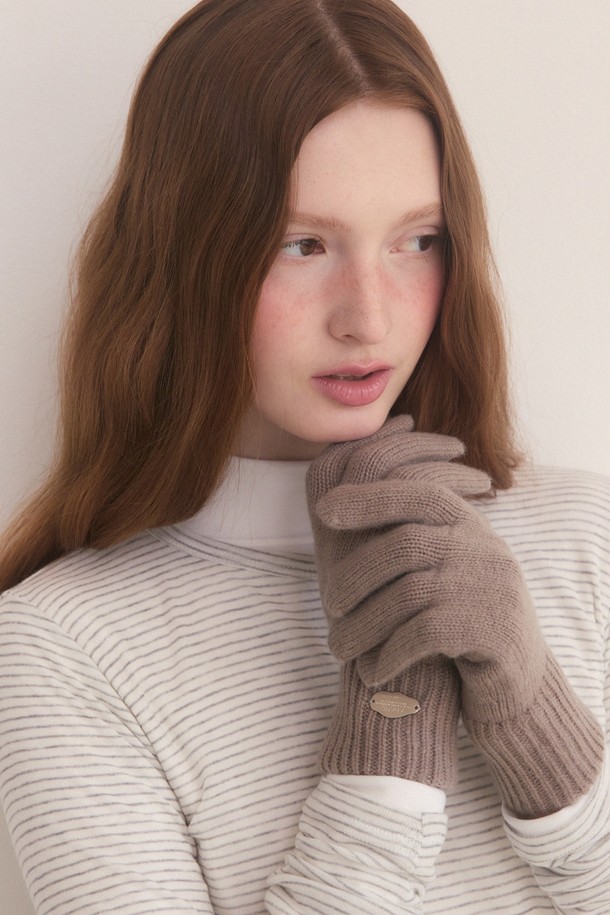 웨이브 핑거 글러브 - 12컬러는 클래식하고 미니멀한 스타일을 추구하는 여성분을 위한 겨울철 데일리 장갑입니다. 부드러운 울 소재로 제작되어 뛰어난 촉감을 자랑하며, 중간 두께로 보온성을 높였습니다. 브라운, 블랙, 오트밀 등 12가지 다채로운 색상으로 출시되어 출근룩을 포함한 다양한 스타일에 매치하기 좋습니다. 스마트폰 터치가 가능하며, 신축성이 있어 편안한 착용감을 선사합니다. 장갑에 달린 메달 참 장식이 은은한 포인트를 더합니다.
