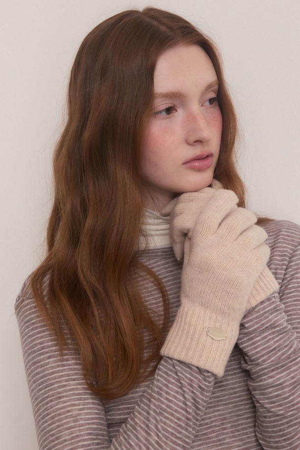 웨이브 핑거 글러브 - 12컬러는 울 소재로 제작되어 겨울철 따뜻함을 선사하는 장갑입니다. 총 12가지 다채로운 색상(브라운, 블랙, 오트밀, 올리브, 딥카키, 애쉬, 블루, 스카이블루, 핑크, 마린, 아이보리, 차콜)으로 출시되어, 어떤 스타일에도 매치하기 용이합니다. 특히 스마트폰 터치가 가능하여 편리하며, 메달 참 디테일이 포인트로 더해져 클래식, 미니멀, 캐주얼 등 다양한 스타일 연출에 활용할 수 있습니다. 출근룩, 데이트룩 등 데일리 스타일링에 활용하여 따뜻하고 세련된 겨울 패션을 완성해 보세요. 신축성 있는 소재로 편안한 착용감을 느낄 수 있습니다.
