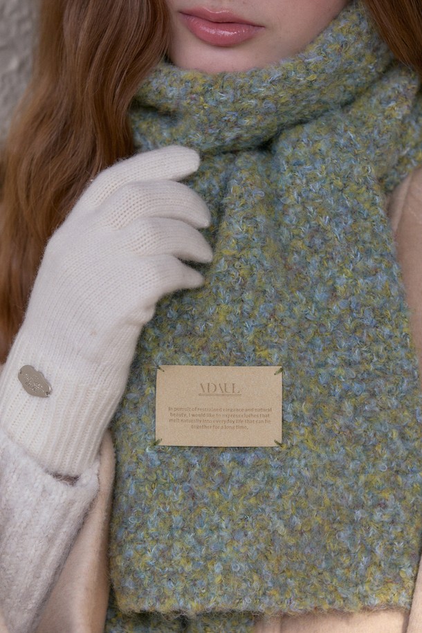 웨이브 핑거 글러브 - 12컬러는 가을, 겨울철 따뜻함과 스타일을 동시에 잡을 수 있는 장갑입니다. 부드러운 니트 및 폴리에스터 소재로 제작되어 편안한 촉감을 선사하며, 일상 및 데이트룩, 출근룩에 모두 잘 어울립니다. 12가지 다채로운 컬러(화이트, 블랙, 베이지, 그레이, 브라운, 네이비, 레드, 옐로우, 그린, 블루, 퍼플, 핑크)로 출시되어 폭넓은 선택이 가능합니다. 미니멀, 캐주얼, 클래식 등 다양한 스타일에 매치하기 좋으며, 손가락 터치팁 디자인으로 스마트폰 사용이 용이합니다.
