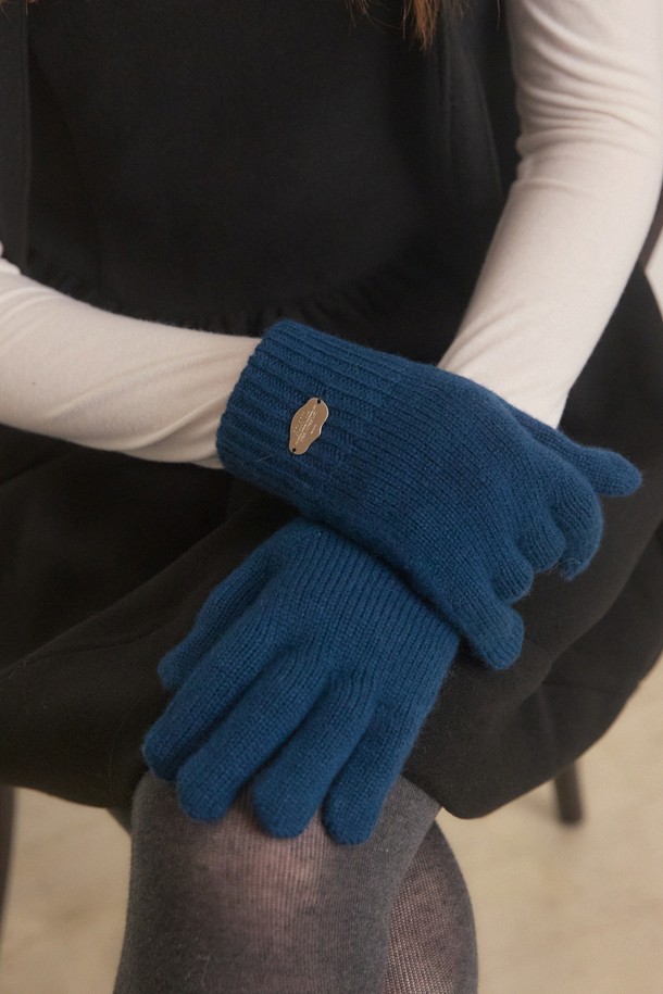 웨이브 핑거 글러브 - 12컬러는 가을, 겨울철에 착용하기 좋은 손가락 분리형 장갑입니다. 부드러운 촉감의 니트, 폴리에스테르 혼방 소재로 제작되어 보온성을 높였습니다. 무지 디자인으로 캐주얼, 미니멀, 클래식 스타일의 의상에 두루 잘 어울립니다. 블루, 네이비 등 12가지 다채로운 색상으로 출시되어 폭넓은 선택이 가능합니다. 일상생활에서 따뜻하고 스타일리시하게 손을 보호하세요.
