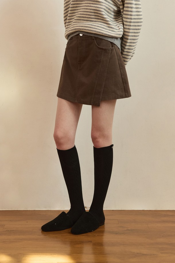 카키 그레이 색상의 언밸런스 컷 미니 스커트입니다. 미니멀하고 캐주얼한 스타일로, 데이트룩, 미니멀, 캐주얼, 시크한 스타일을 연출하기 좋습니다. 봄, 가을에 어울리는 이 스커트는 언밸런스 커팅 디테일로 포인트를 주어 세련된 분위기를 더합니다. 여성스러운 실루엣을 강조하며 다양한 상의와 매치하여 폭넓은 스타일을 소화할 수 있습니다.
