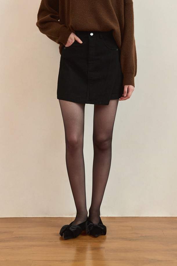 언밸런스 컷 미니 스커트 - 블랙은 미니멀하고 시크한 스타일을 연출하는 여성용 스커트입니다. 사계절 내내 착용 가능하며, 일상 및 데이트룩, 모임룩에 활용하기 좋습니다. 블랙 컬러의 무지 디자인에 언밸런스 컷팅 디테일이 더해져 세련된 포인트를 줍니다. 개성 있는 스타일을 완성하고 싶은 분들께 추천하는 아이템입니다.
