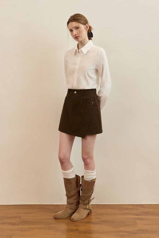 언밸런스 컷 미니 스커트 - 브라운은 캐주얼한 무드의 여성용 미니스커트입니다. 가을, 겨울에 어울리는 두꺼운 코듀로이 소재로 제작되어 뻣뻣한 촉감이 특징입니다. 언밸런스 컷팅 디테일이 돋보이며, 레귤러핏으로 제작되었습니다. 데이트룩, 모임룩, 캐주얼, 클래식, 미니멀 스타일을 모두 소화할 수 있는 활용도 높은 아이템입니다. 무지 디자인으로 어떤 상의와도 쉽게 매치하여 다양한 스타일을 연출할 수 있습니다.
