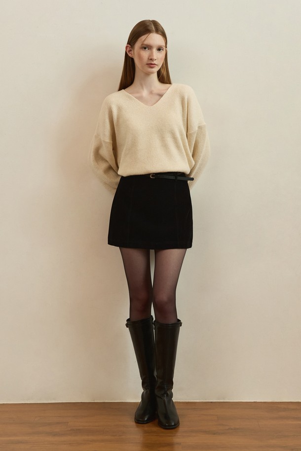 블랙 스웨이드 A 라인 미니 스커트는 가을, 겨울 시즌 데이트룩을 위한 완벽한 아이템입니다. 부드러운 촉감의 두꺼운 스웨이드 소재로 제작되어 따뜻함과 편안함을 동시에 선사합니다. 미니멀하고 베이직한 디자인은 다양한 상의와 매치하여 클래식, 시크한 스타일을 연출하기 좋습니다. 하이웨스트 디자인과 A라인 핏이 다리 라인을 더욱 길어 보이게 해주며, 무지 패턴으로 어떤 스타일에도 쉽게 어울립니다.
