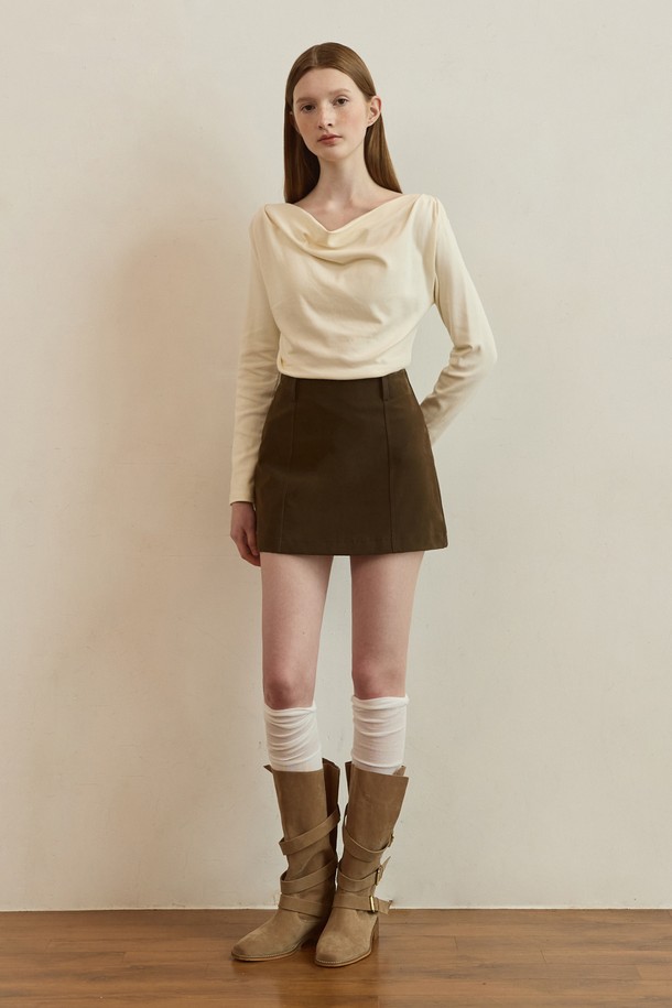 부드러운 스웨이드 소재의 브라운 A라인 미니 스커트입니다. 미니멀하고 베이직한 디자인으로, 가을, 겨울 데이트룩에 적합합니다. A라인 핏으로 다리 라인을 더욱 슬림하게 연출해주며, 심플한 디자인으로 어떤 상의와도 쉽게 매치할 수 있습니다. 촉감이 부드러워 편안하게 착용 가능하며, 무지 디자인으로 유행을 타지 않고 오랫동안 즐겨 입을 수 있습니다.
