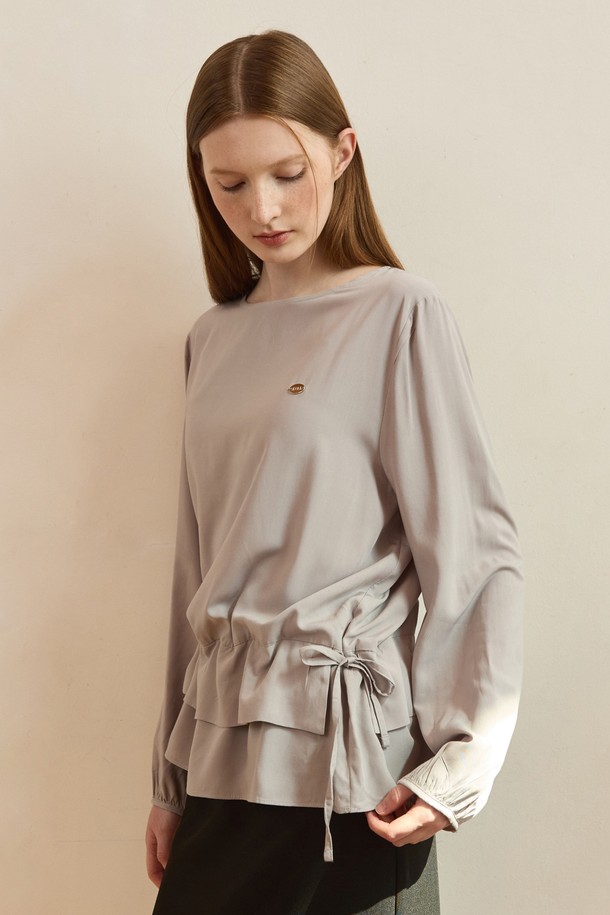 **레이어드 드로우스트링 플레어 블라우스 - 블루 그레이**는 우아하고 베이직한 스타일을 추구하는 여성 고객을 위한 상의입니다. 라운드넥 디자인에 얇은 두께감과 부드러운 촉감이 특징이며, 봄, 여름, 가을 계절에 활용하기 좋습니다. 루즈핏으로 편안함을 더하고, 레이어드 디테일과 드로우스트링, 플레어 디자인이 돋보입니다. 긴소매로 세련된 분위기를 연출하며, 클래식 및 미니멀 스타일의 코디에 적합합니다. 블루 그레이 컬러는 다양한 하의와 매치하기 용이하여 데일리룩으로 활용하기 좋습니다.
