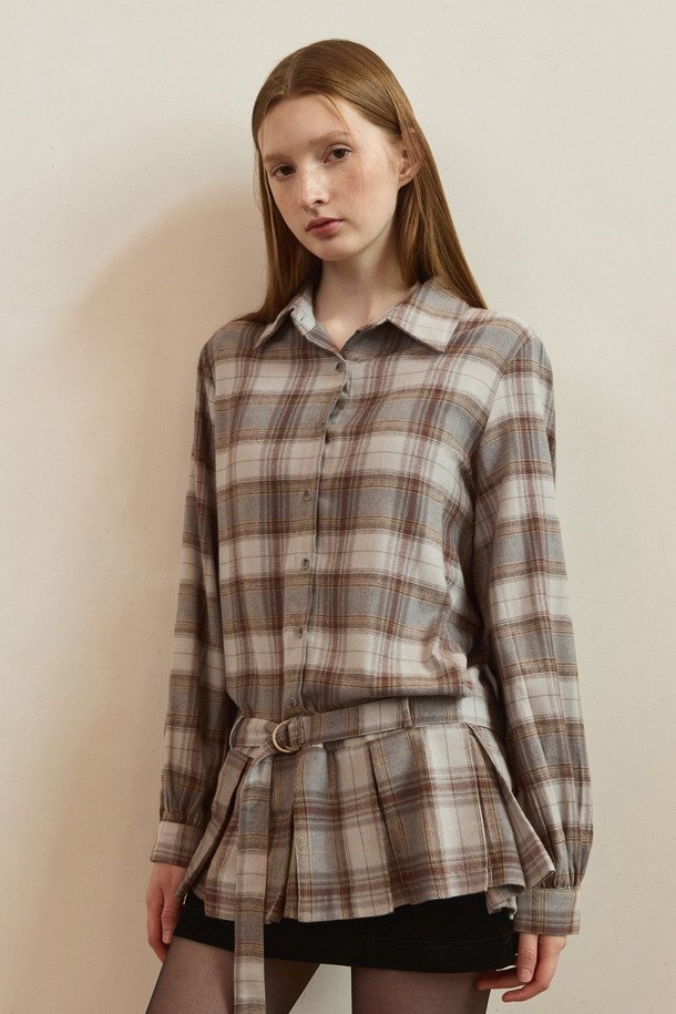 빈티지 블루 컬러의 플리츠 벨티드 블라우스입니다. 차이나칼라와 긴 소매, 레귤러 핏으로 클래식하고 우아한 분위기를 연출합니다. 허리 벨트 디테일과 플리츠 디자인으로 포인트를 더했으며, 봄, 가을에 오피스룩, 모임룩, 데이트룩 등 다양한 TPO에 활용하기 좋습니다. 잔잔한 체크 패턴이 돋보이는 레귤러 기장의 상의입니다.
