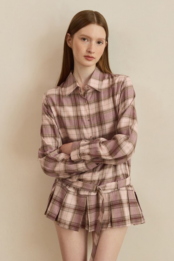 빈티지 핑크 색상의 플리츠 벨티드 블라우스는 여성스러운 실루엣을 연출하는 상의입니다. 카라 디자인과 긴 소매, 레귤러 핏으로 제작되었으며, 얇은 두께감으로 봄, 가을에 적합합니다. 플리츠와 벨트 디테일, 퍼프 소매가 특징이며 페미닌하고 클래식한 스타일을 더합니다. 데이트룩, 오피스룩, 모임룩 등 다양한 TPO에 활용 가능하며, 클래식, 미니멀, 로맨틱 스타일을 즐기는 분들께 추천합니다. 
