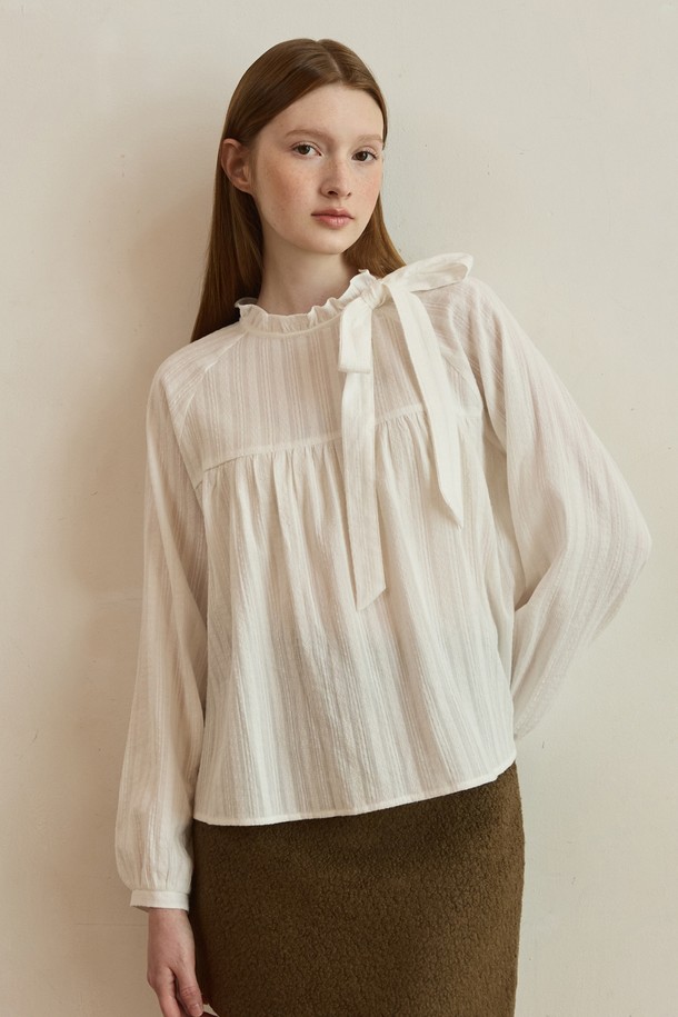 리본 넥 프릴 핀 자카드 블라우스 - 화이트는 여성 의류로, 우아하고 클래식한 스타일을 연출합니다. 부드러운 면 소재로 제작되어 봄, 여름 시즌에 얇고 편안하게 착용할 수 있습니다. 핀턱과 프릴 디테일이 돋보이며, 레귤러 핏과 긴 소매 기장으로 디자인되었습니다. 오피스룩, 모임룩, 소개팅룩 등 다양한 TPO에 활용 가능하며, 클래식, 미니멀, 로맨틱 스타일을 선호하는 분들께 추천합니다. 화이트 컬러의 자카드 무늬 블라우스는 세련된 분위기를 더합니다.
