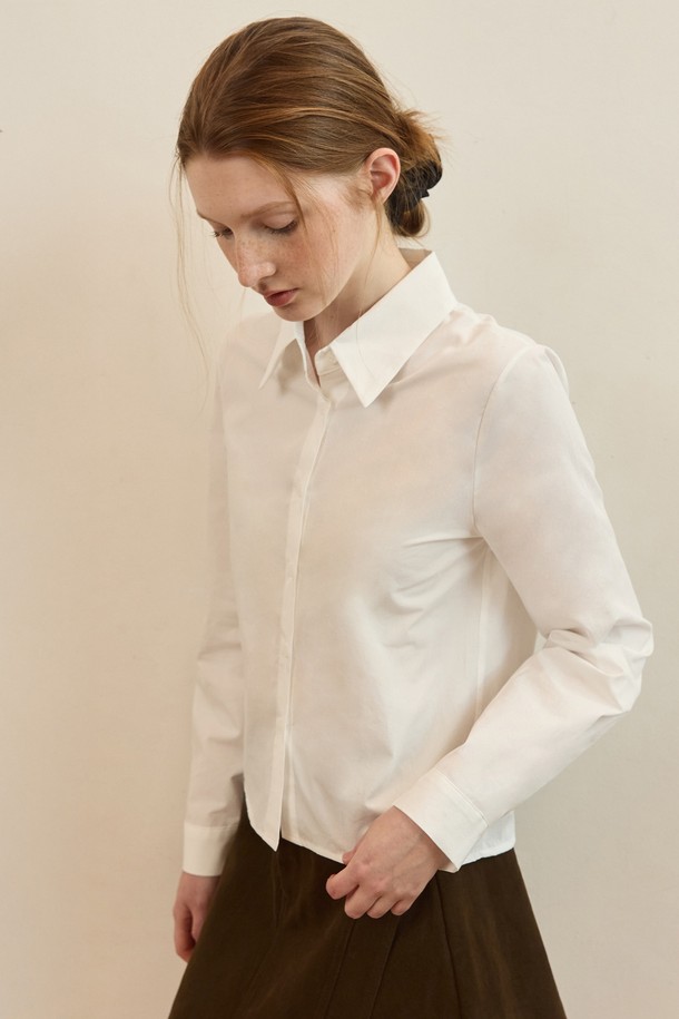 베이직한 디자인의 스탠다드 슬림핏 클린 셔츠 - 화이트입니다. 여성 의류로, 면 소재로 제작되어 부드러운 촉감을 선사합니다. 봄, 여름, 가을, 계절에 걸쳐 오피스룩, 출근룩, 데이트룩 등 다양한 TPO에 활용 가능합니다. 미니멀, 클래식, 시크 스타일을 즐기는 분들께 추천하며, 얇은 두께감과 차이나칼라, 긴 소매 디자인이 특징입니다. 슬림핏으로 깔끔하고 세련된 핏을 연출합니다.
