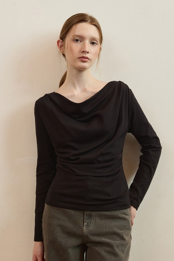 슬림 셔링 드레이프 티셔츠 - 3컬러는 미니멀하고 베이직한 스타일을 추구하는 여성 의류입니다. 부드러운 면 소재로 제작되어 봄, 가을에 편안하게 착용할 수 있으며, 오프숄더 넥 라인과 긴 소매가 특징입니다. 슬림핏 디자인에 셔링 디테일과 드레이프 디자인이 더해져 여성스러운 실루엣을 연출합니다. 블랙, 화이트, 그레이 3가지 색상으로 출시되어 다양한 코디에 활용하기 좋습니다.
