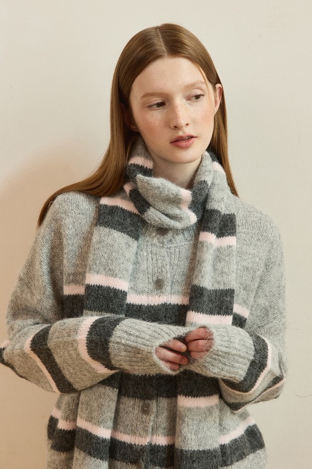 믹스 스트라이프 라운드 넥 가디건 - 3컬러는 캐주얼, 클래식, 미니멀 스타일을 모두 아우르는 여성 의류입니다. 부드러운 울과 아크릴 혼방 소재로 제작되어 가을, 겨울 시즌에 따뜻하게 착용할 수 있습니다. 라운드 넥 디자인에 레귤러핏으로 편안함을 더했으며, 두꺼운 두께감으로 포근한 착용감을 선사합니다. 베이직한 스트라이프 패턴에 그레이, 화이트, 블랙 3가지 컬러로 구성되어 다양한 코디에 활용하기 좋습니다. 버튼 디테일이 돋보이는 긴소매 가디건으로, 데일리룩에 포인트 아이템으로 활용하기 좋습니다.
