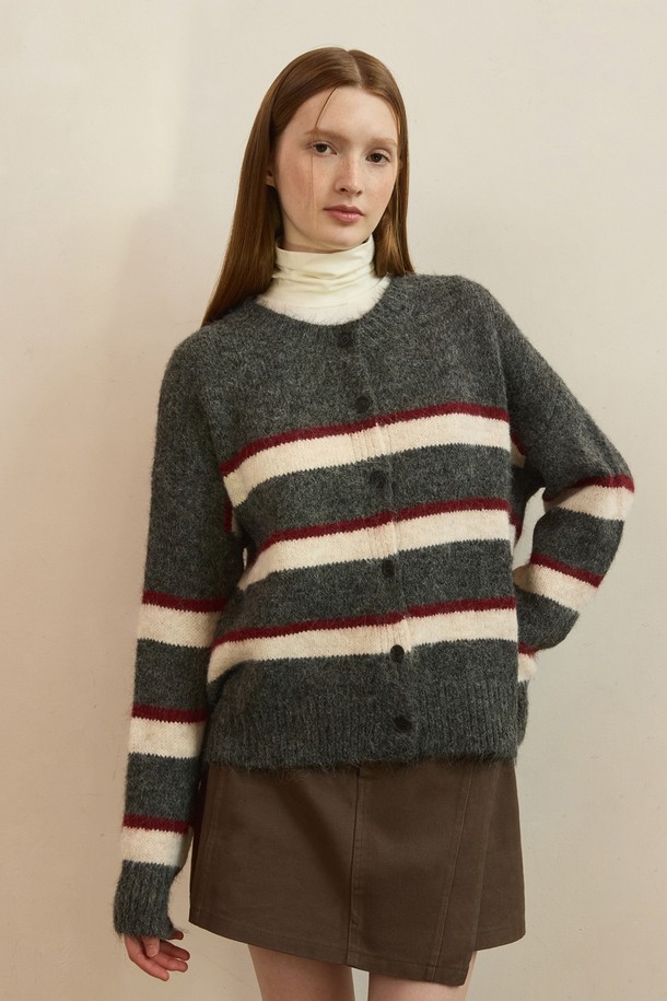 믹스 스트라이프 라운드 넥 카디건 - 3컬러는 여성용으로, 가을과 겨울에 따뜻하게 입을 수 있는 니트 소재의 긴소매 카디건입니다. 부드러운 촉감의 레귤러핏으로, 그레이, 화이트, 레드의 세 가지 색상 스트라이프 패턴이 돋보입니다. 라운드 넥 디자인에 버튼으로 여밈 방식을 더해 캐주얼하면서도 베이직한 스타일을 연출합니다. 두꺼운 두께감으로 포근함을 더한 데일리 아이템입니다.
