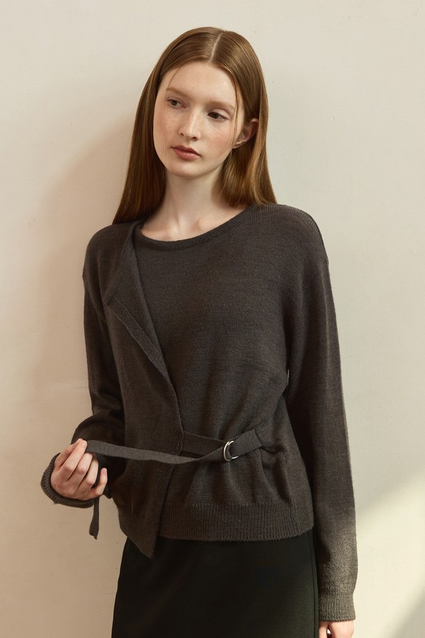 차콜 색상의 Bouckle lap (부클 랩) 모던 니트는 여성스러운 실루엣을 연출하는 긴 소매 니트입니다. 두꺼운 두께감과 부드러운 촉감으로 가을, 겨울철 따뜻하게 착용하기 좋으며, 일상 및 출근룩, 모임룩에 모두 잘 어울립니다. 미니멀하고 베이직한 스타일로, 벨트 디테일이 포인트로 더해져 세련된 느낌을 선사합니다. 라운드넥 디자인과 레귤러핏으로 편안하게 착용 가능하며, 다양한 하의와 매치하여 클래식한 무드를 연출할 수 있습니다.
