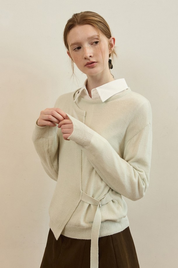 Bouckle lap modern knit (부클 랩 모던 니트) - 민트는 여성용 상의 니트/스웨터로, 봄, 가을에 어울리는 크롭 기장의 긴 소매 제품입니다. 부드러운 촉감의 니트 소재로 제작되었으며, 라운드넥과 레귤러핏으로 편안하게 착용할 수 있습니다. 미니멀하고 모던한 스타일을 연출하며, 벨트 디테일이 포인트로 더해져 세련된 느낌을 줍니다. 밝고 산뜻한 민트 컬러가 돋보여 일상복으로 활용하기 좋습니다.
