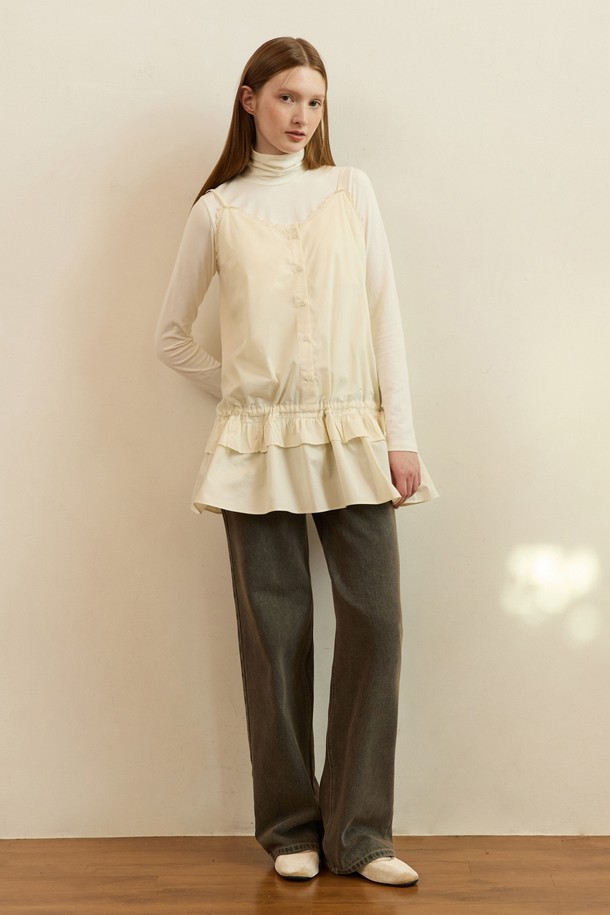 아이보리 컬러의 빈티지 드로스트링 레이어드 원피스입니다. 부드러운 A라인 실루엣과 긴 소매, 터틀넥 디자인으로 우아하고 클래식한 분위기를 연출합니다. 허리 드로스트링과 프릴 디테일이 여성스러운 무드를 더하며, 봄, 가을에 데이트룩 또는 모임룩으로 활용하기 좋습니다. 미니멀, 로맨틱 스타일을 선호하는 분들께 추천합니다.
