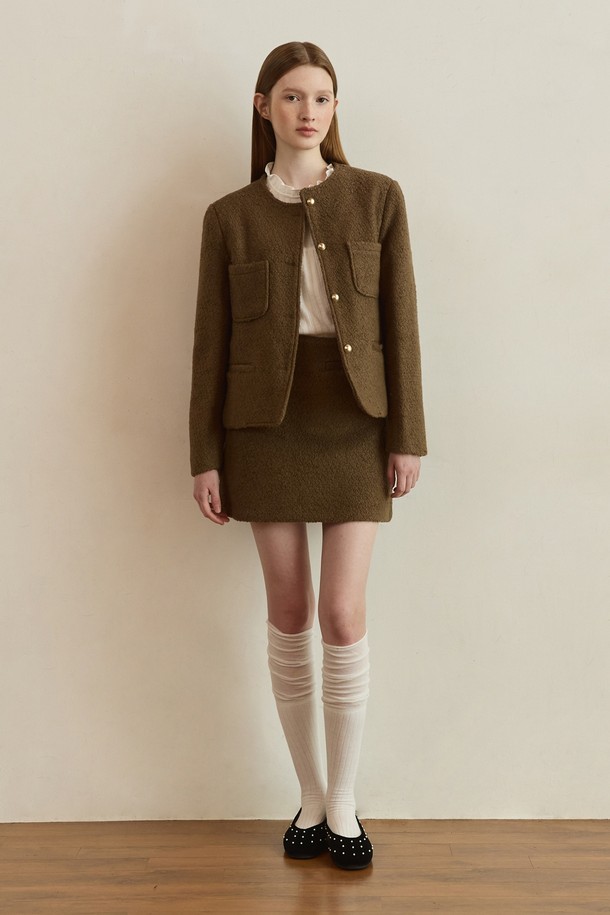 **테디 트위드 세트 - 브라운**

클래식하고 엘레강스한 무드의 여성용 브라운 컬러 크롭 트위드 자켓입니다. 울과 폴리에스테르 혼방 소재로 제작되어 부드러운 촉감과 두꺼운 두께감으로 따뜻하게 착용할 수 있습니다. 라운드넥, 긴소매, 스트레이트 핏으로 여성스러운 실루엣을 연출하며, 진주 버튼 디테일과 플랩 포켓이 특징입니다. 모임룩, 데이트룩, 오피스룩 등 다양한 TPO에 활용 가능하며, 미니멀하고 클래식한 스타일을 연출하기 좋습니다. 겨울 시즌에 어울리는 고급스러운 분위기를 더해줍니다.
