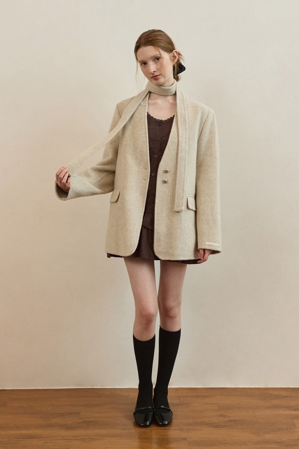 오트밀 색상의 Pebble button 핸드메이드 울 재킷입니다. 여성 의류로, 가을과 겨울에 착용하기 좋습니다. 미니멀하고 클래식한 스타일을 연출하며, 레귤러 핏과 긴 소매 기장, 두꺼운 두께감으로 따뜻함을 더합니다. 싱글 코트 타입에 버튼 디테일이 돋보이며, 부드러운 촉감의 울 소재로 제작되어 오피스룩, 출근룩, 모임룩 등 다양한 TPO에 활용할 수 있습니다.
