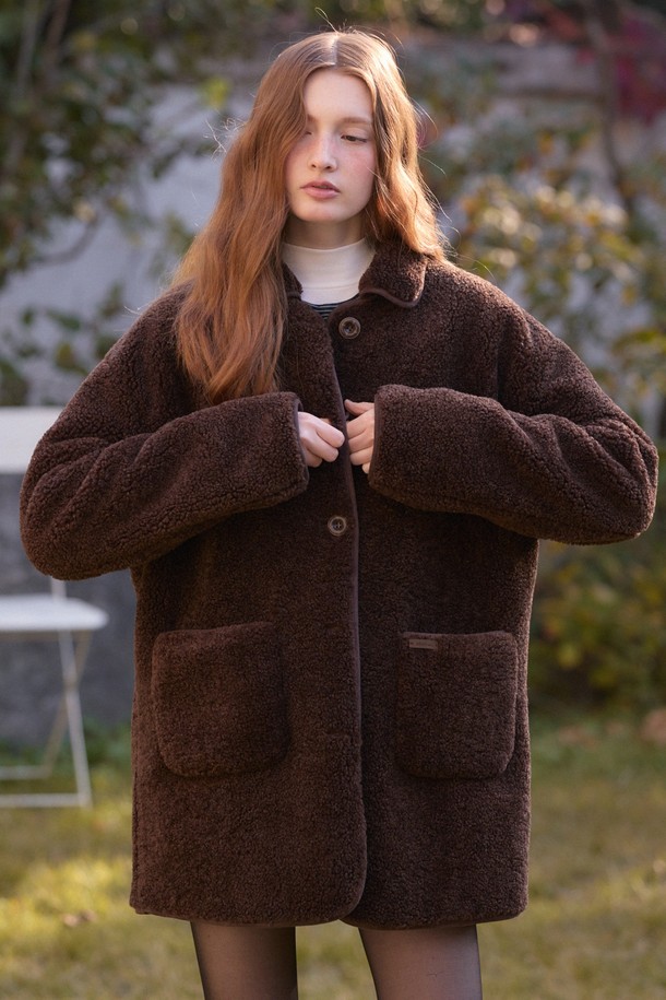 딥 브라운 컬러의 포인트 스웨이드 카라 무스탕 하프 코트입니다. 부드러운 촉감의 스웨이드 소재로 제작되어 가을과 겨울에 따뜻하게 착용하기 좋습니다. 캐주얼, 베이직 스타일로 다양한 룩에 활용하기 좋으며, 출근룩과 모임룩에도 적합합니다. 레귤러핏에 하프 기장으로, 버튼 여밈 방식과 긴 소매 디자인이 특징입니다. 무지 패턴으로 미니멀하고 클래식한 스타일을 연출할 수 있습니다.
