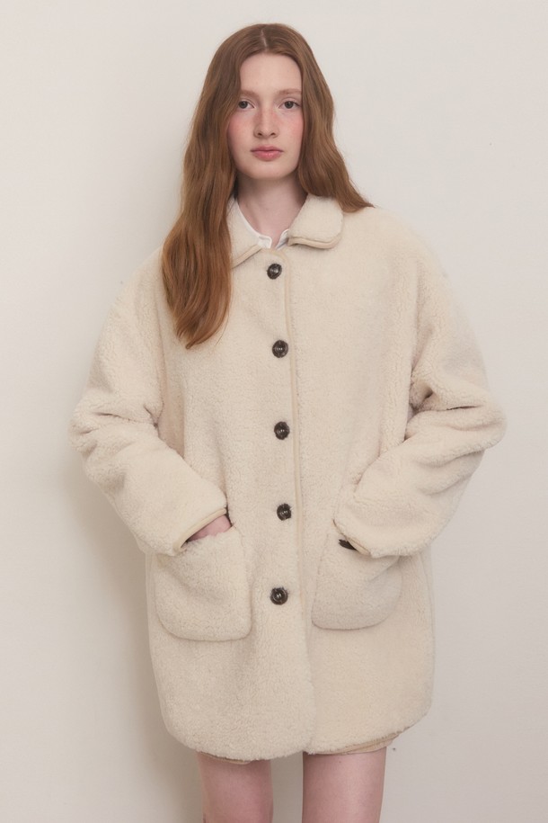 아이보리 컬러의 Point 스웨이드 카라 무스탕 하프 코트입니다. 부드러운 촉감의 스웨이드 소재로 제작되어 가을, 겨울 시즌에 따뜻하게 착용하기 좋습니다. 하프 기장으로 다양한 스타일 연출이 용이하며, 캐주얼 및 베이직 스타일을 즐겨 입는 여성분들에게 추천합니다. 레귤러핏으로 편안한 착용감을 선사하며, 버튼 여밈 방식으로 간편하게 착용할 수 있습니다. 스웨이드 카라 디테일이 돋보이는 디자인으로, 데일리룩에 포인트 아이템으로 활용하기 좋습니다.
