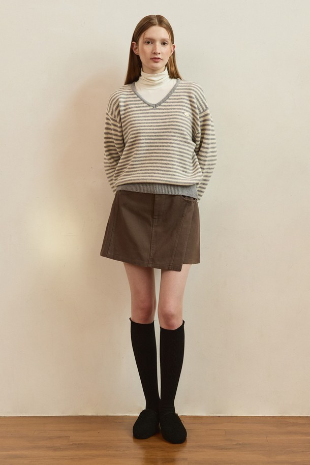 카키 그레이 색상의 언밸런스 컷 미니 스커트입니다. 미니멀하고 캐주얼한 스타일로, 데이트룩, 미니멀, 캐주얼, 시크한 스타일을 연출하기 좋습니다. 봄, 가을에 어울리는 이 스커트는 언밸런스 커팅 디테일로 포인트를 주어 세련된 분위기를 더합니다. 여성스러운 실루엣을 강조하며 다양한 상의와 매치하여 폭넓은 스타일을 소화할 수 있습니다.
